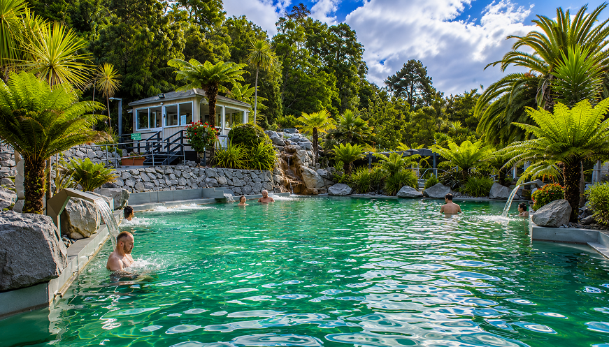 7-Day Hawke's Bay to Waikato Springs, Caves & Coastal Circuit